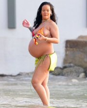 Rihanna-naked-topless-porn-bikini-feet-sexy-ass-tits-pussy-pregnant-bikini-beach-ScandalPlanet...jpg