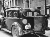 Bundesarchiv_Bild_183-V00670A,_Berlin,_Auto_mit_Holzgasantrieb.jpg