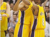 kobe_kissing-13284.jpg