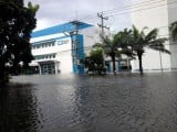 21360_24_photos_from_the_flooded_western_digital_factory_in_thailand_full.jpg