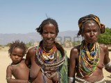 20061978-weyto-ethiopia-february-19-2013-african-women-and-child-of-the-arbore-ethnic-group-is-showi