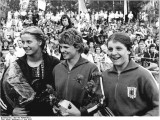 Bundesarchiv_Bild_183-P0609-0021,_Ulrike_Richter,_Kornelia_Ender,_Birgit_Treiber.jpg