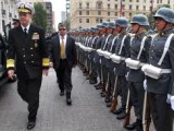 Mike_Mullen_with_Chilean_honor_guard_in_Santiago_3-3-09.jpg