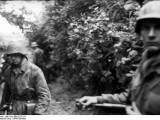 Bundesarchiv_Bild_101I-584-2152-24,_Frankreich,_Soldaten_hinter_Gebüsch.jpg