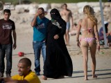 Muslim+women+on+the+beach+811-e1408408378179.jpg