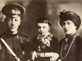 Nikolai Gumilev, Lev Gumilev and Anna Akhmatova (1913 or 1916).jpg