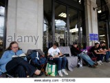 apple-fans-queue-out-side-the-apple-store-in-covent-garden-central-dtbxhb.jpg