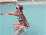 acrobati in piscina.gif