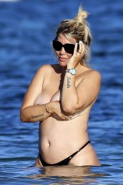 wanda-nara-topless-black-thong-bikini-beach-ibiza-kanoni-2.jpg