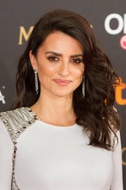 1200px-Premios_Goya_2018_-_Penélope_Cruz.jpg