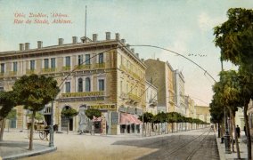 ΟΔΟΣ ΣΤΑΔΙΟΥ ΚΑΙ ΚΟΡΑΗ. ΑΡΙΣΤΕΡΑ ΤΟ GRAND HOTEL 1910.jpg