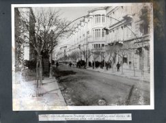 ΟΔΟΣ ΣΤΑΔΙΟΥ ΤΟ 1877. ΔΙΑΚΡΙΝΟΝΤΑΙ ΤΑ ΤΟΞΑ ΤΟΥ ΓΚΑΖΙΟΥ ΓΙΑ ΦΩΤΙΣΜΟ.jpg